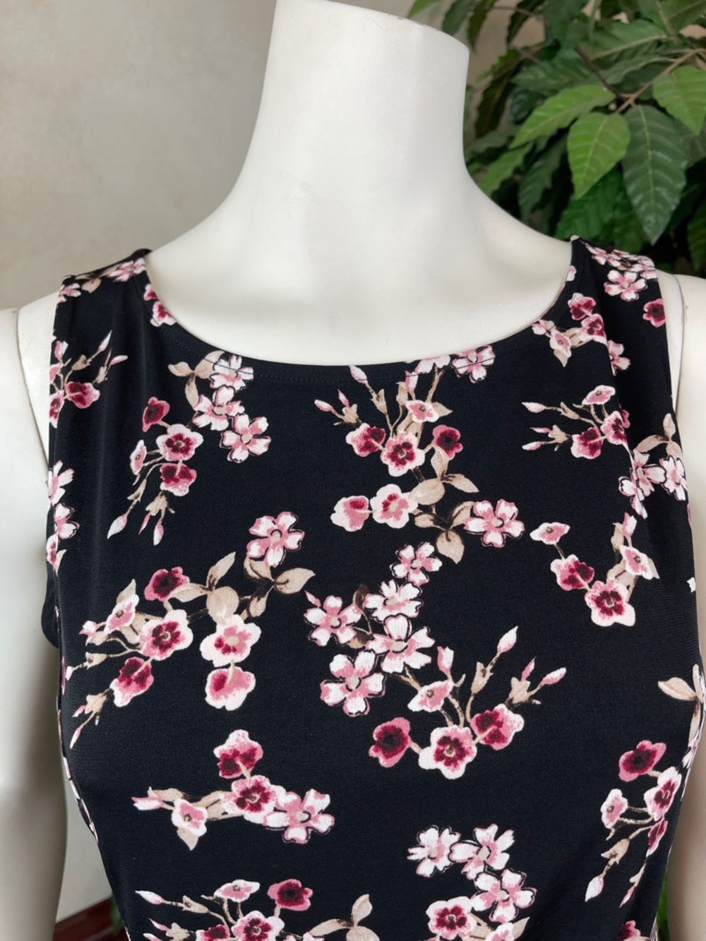 WHBM FLORAL SIDE RUCHED SLEEVELESS TOP - Picture 3 of 12